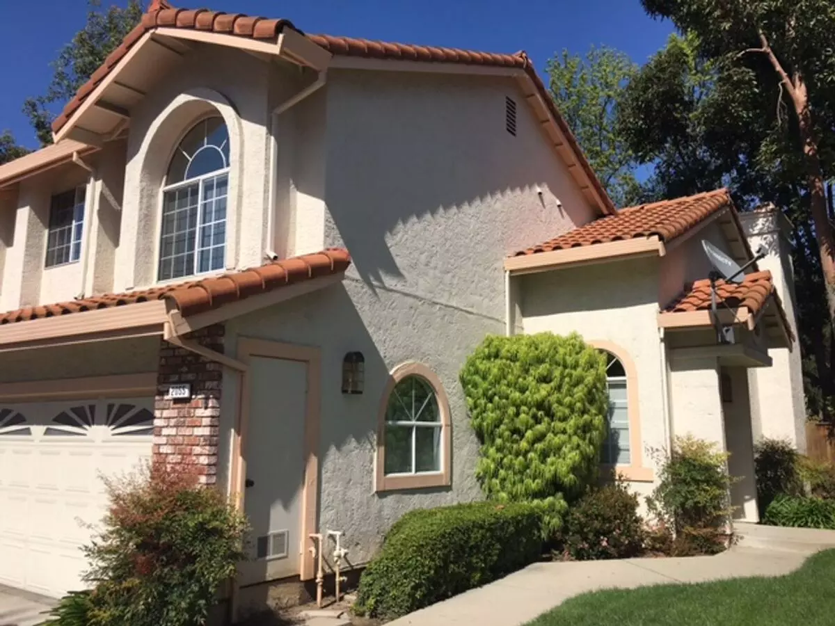 Great Location 3 Bedroom 2.5 Bath Townhouse