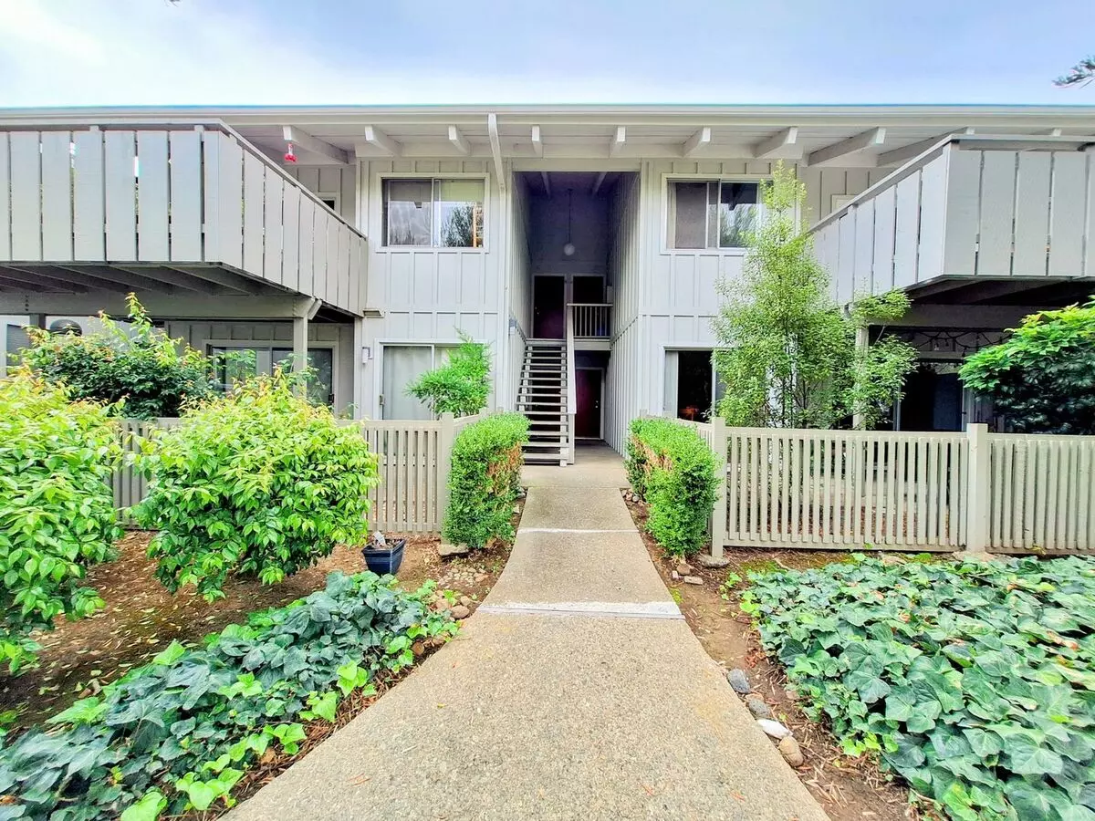 Spacious Second Floor 1bd Condo In Great Parkview West Community