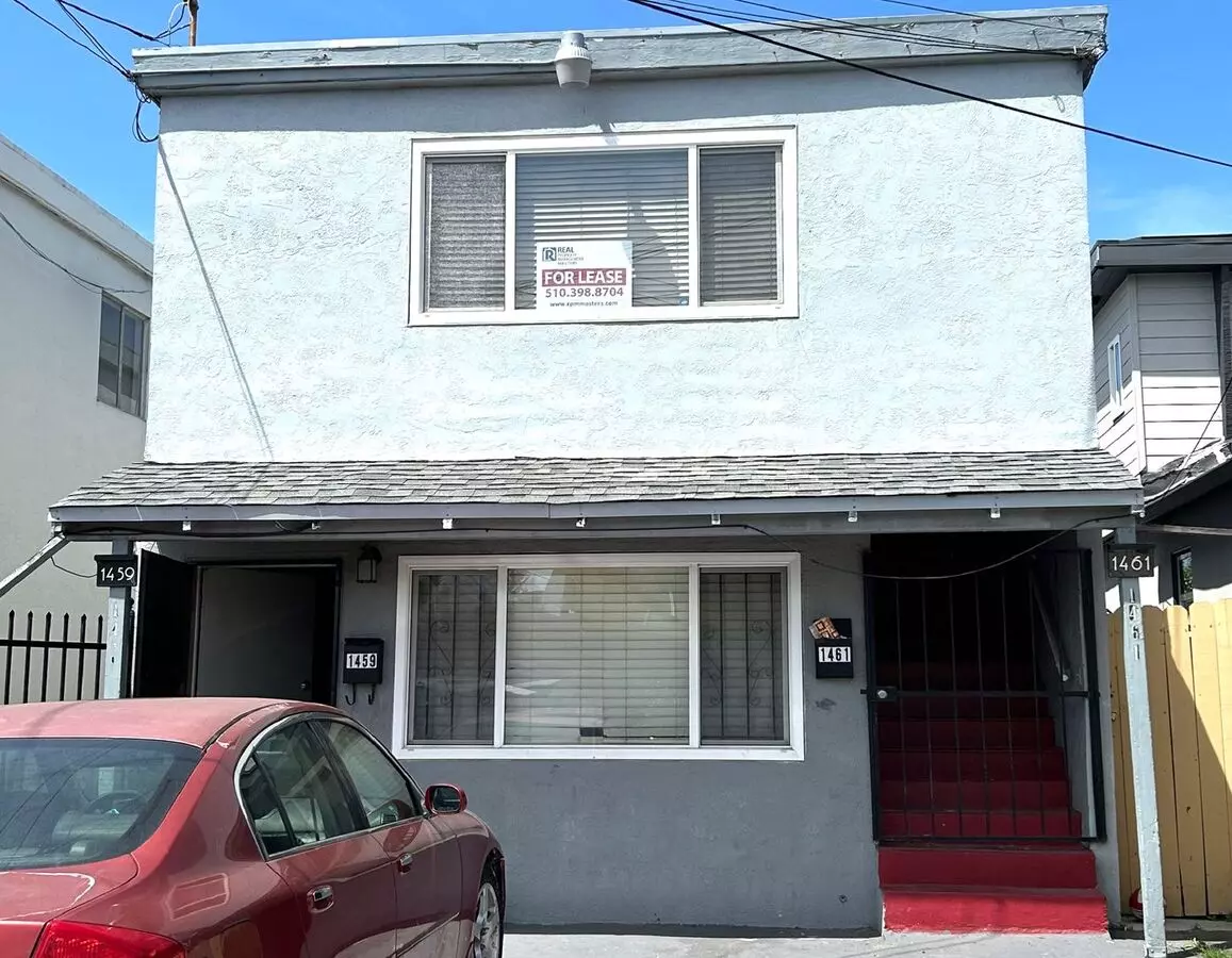 Spacious Upstairs Two Bedroom Apartment in Oakland