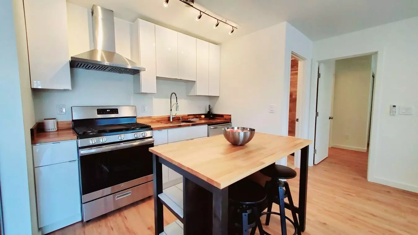 Redwood City: Unfurnished And Remodeled 2 Bed 2 Bath W/ Laundry In Unit, A/c Mini-split & Parking Included