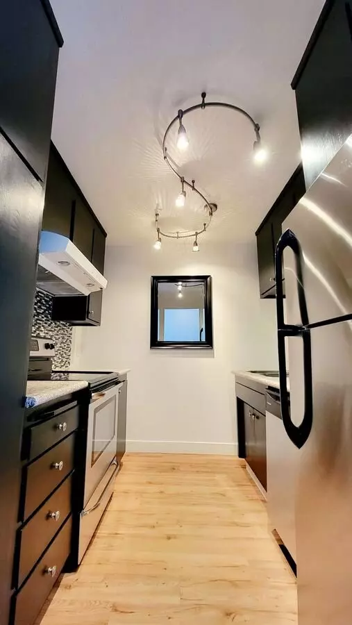 Redwood City: Updated 2 Bed 1 Bath With Private Balcony & Parking Included