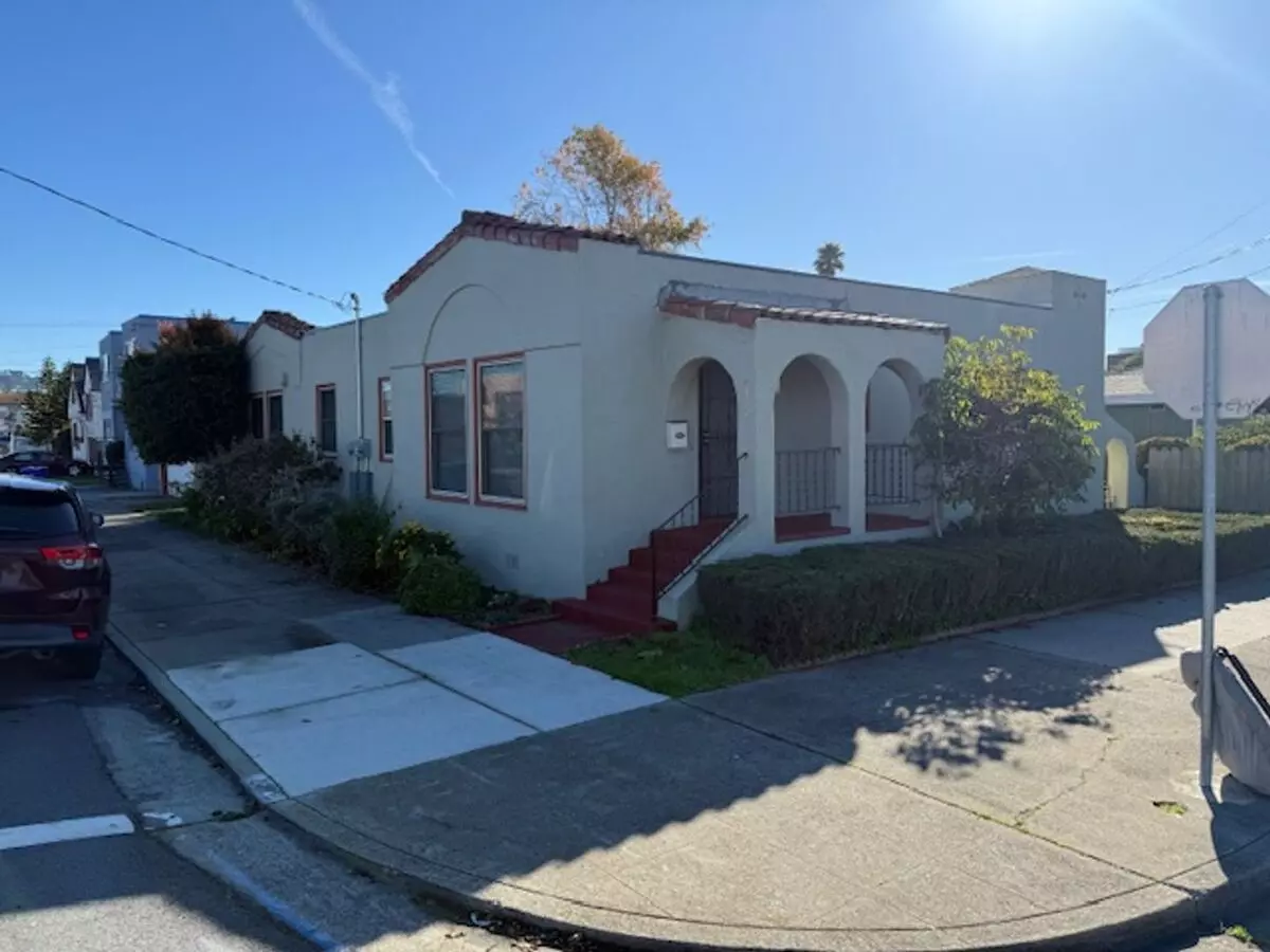 Updated 1-Bedroom Duplex with Lovely Private Backyard