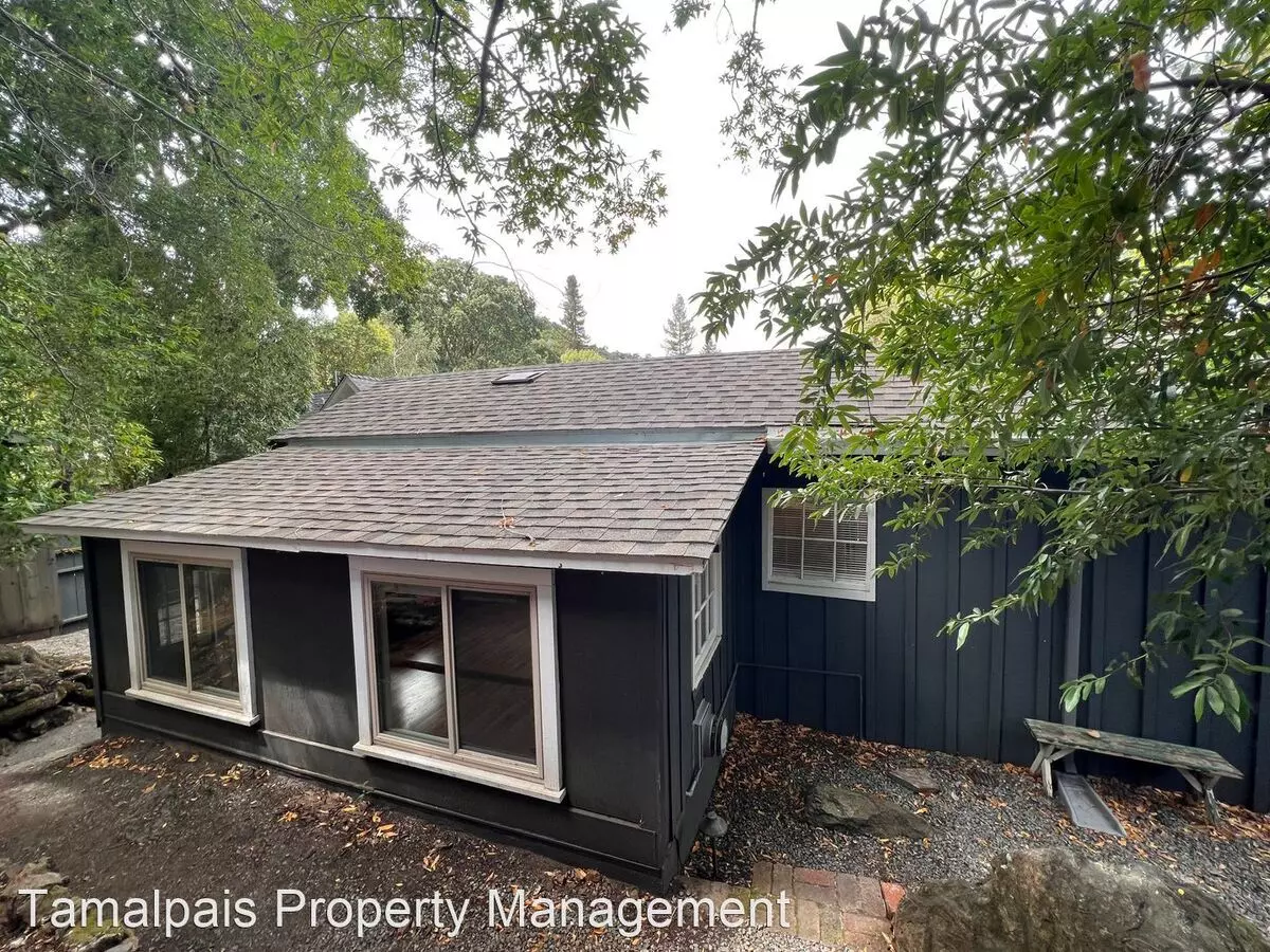 CHARMING STUDIO COTTAGE HOME WITH PRIVATE YARD