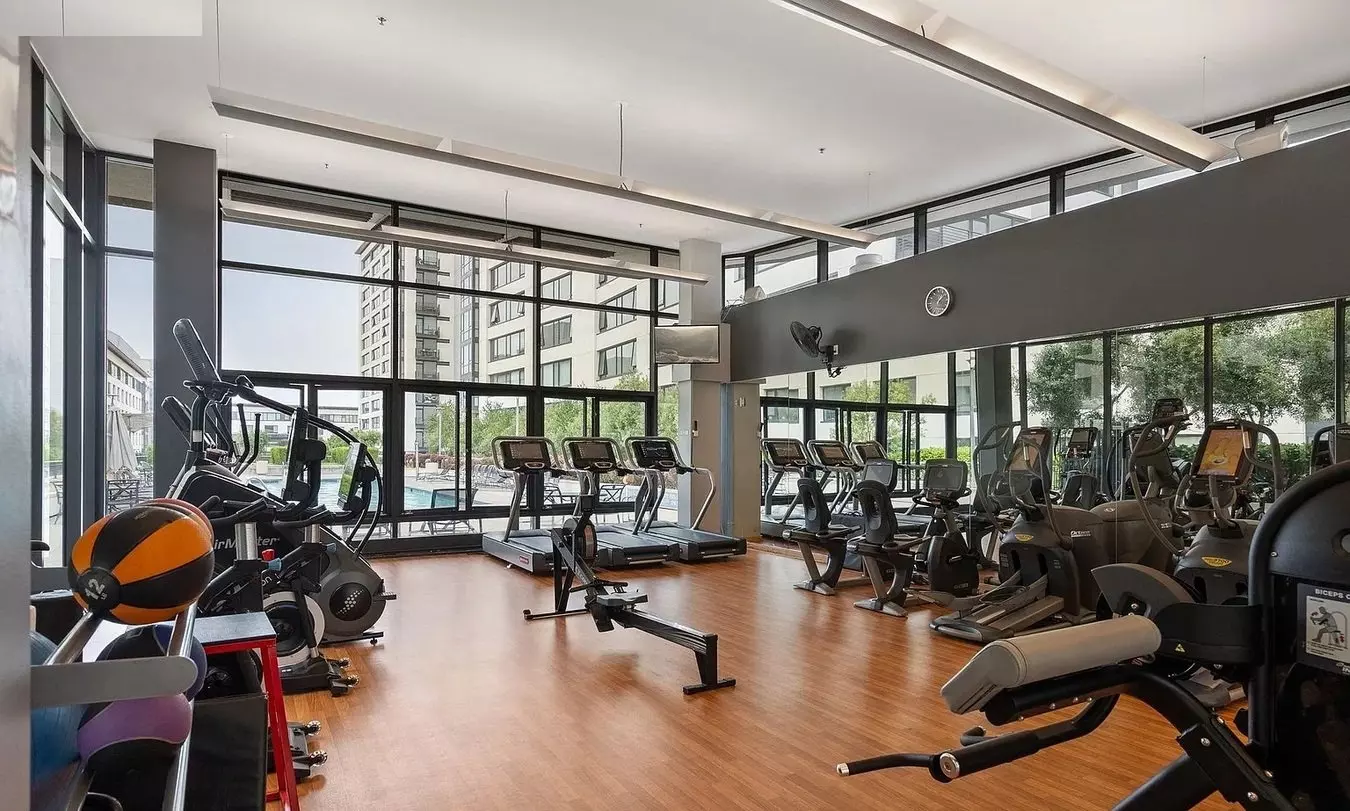 Welcome To Unit 4F , A Stunning 1 Bed, 1 Bath Unit