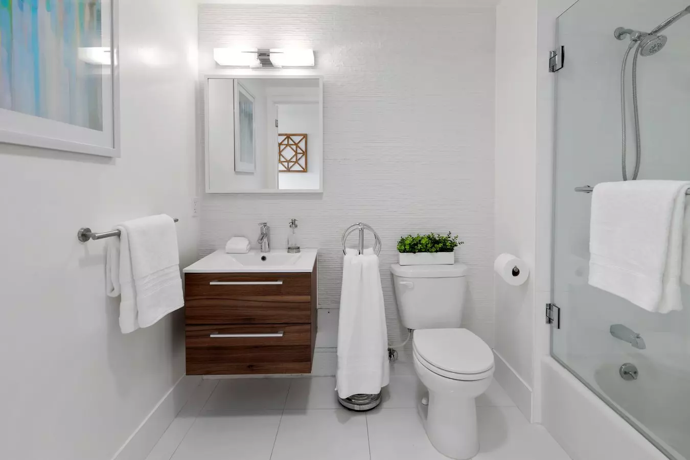 Beautiful 2 Bed / 2 Bath Unit Located In Downtown District