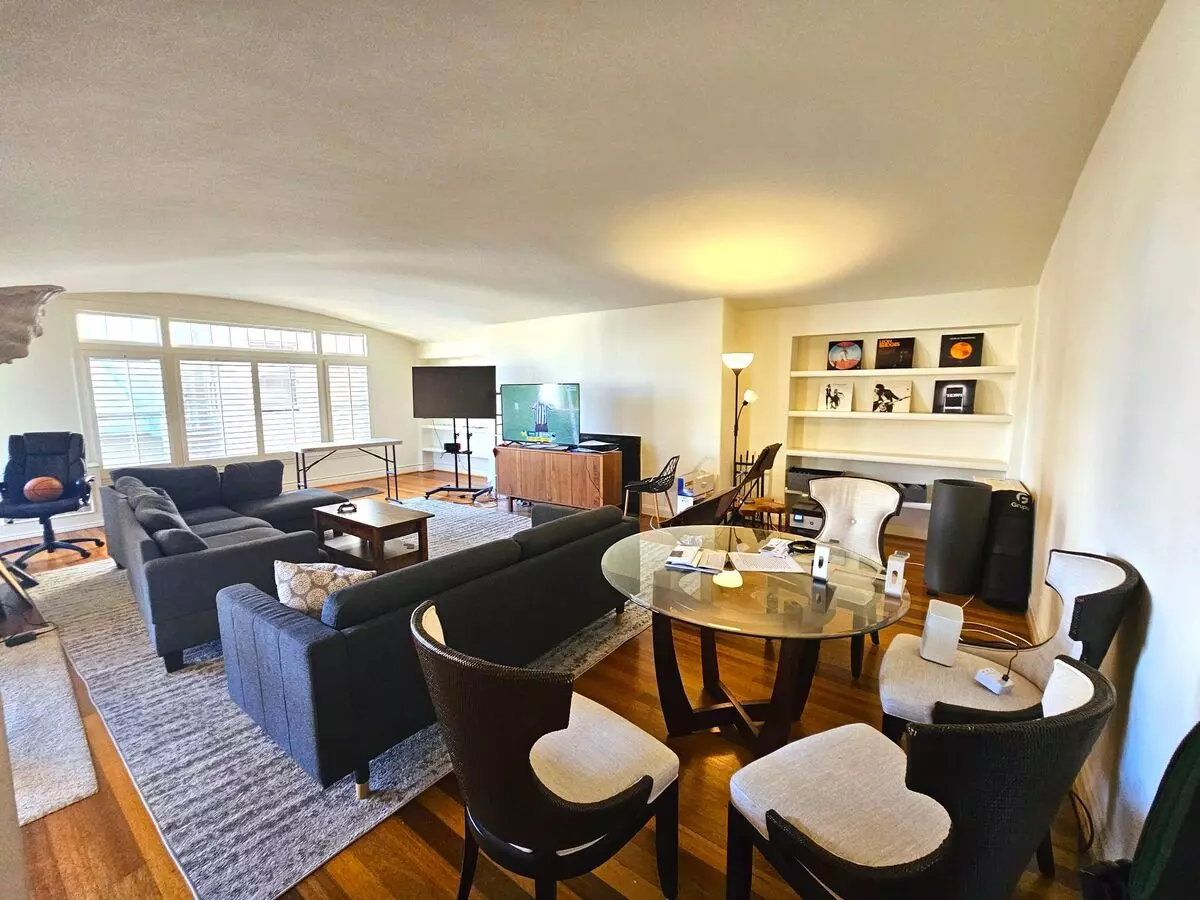 Pacific Heights: Expansive 2nd Floor Flat W/ In-unit W/d, Optional Parking & Shared Roof Deck