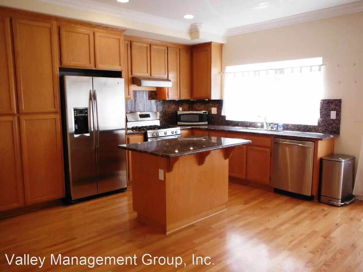 Beautiful 3bd Multi-level Condo With Attached Garage