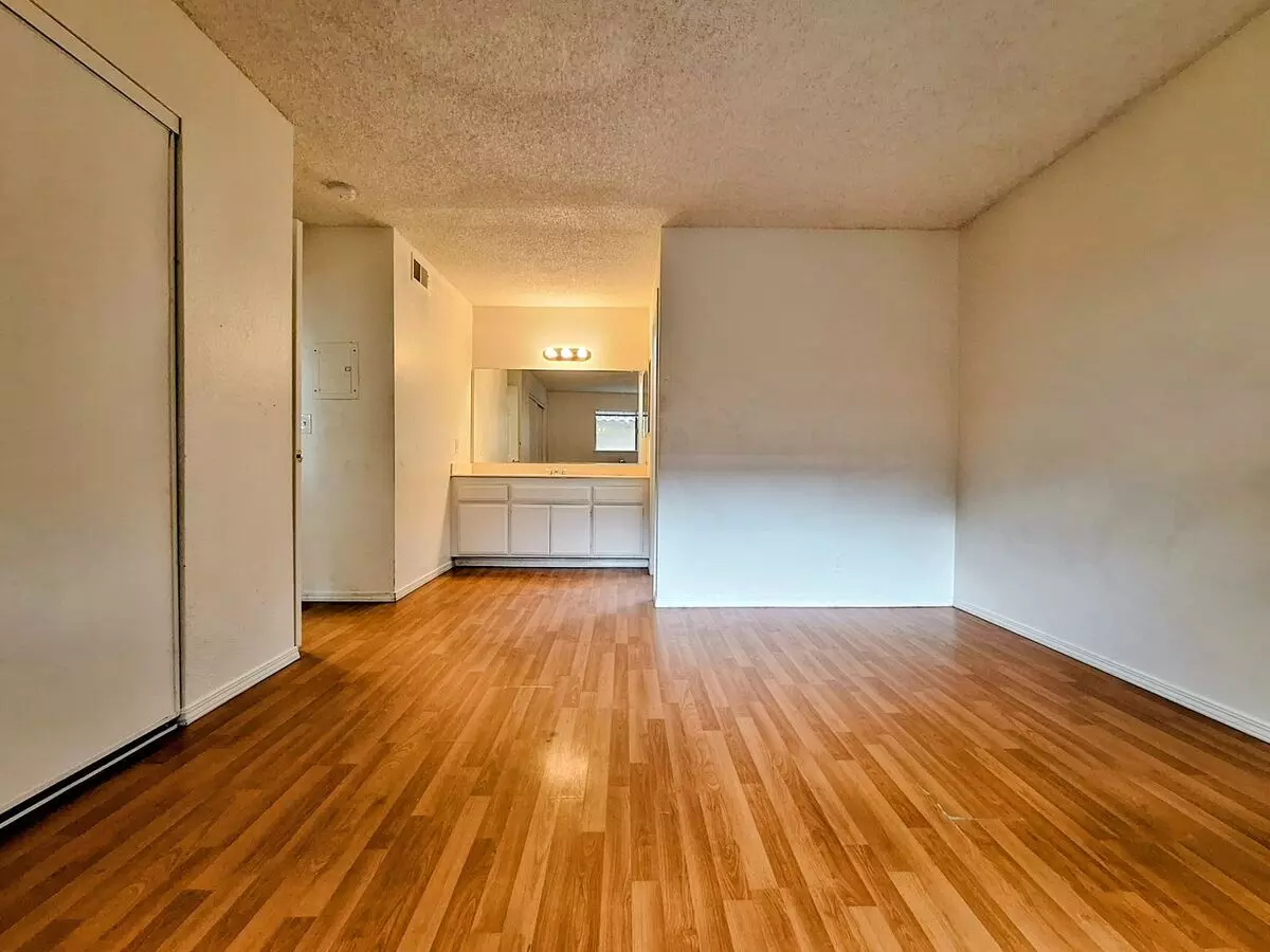 Beautiful 2bd Condo In Gated Community With Pool, Gym, And On-site Laundry