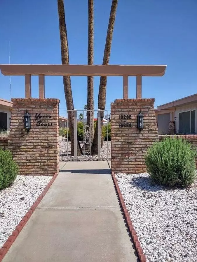 GREAT TOWNHOME IN YUCCA COURT
