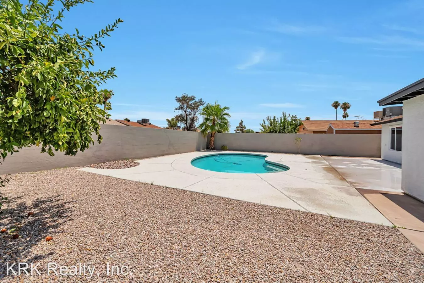 906 W Colgate Dr