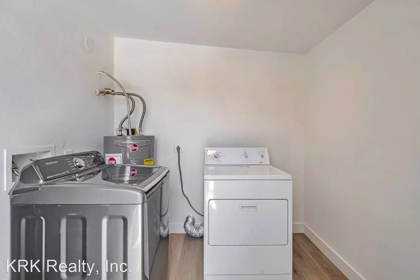 906 W Colgate Dr