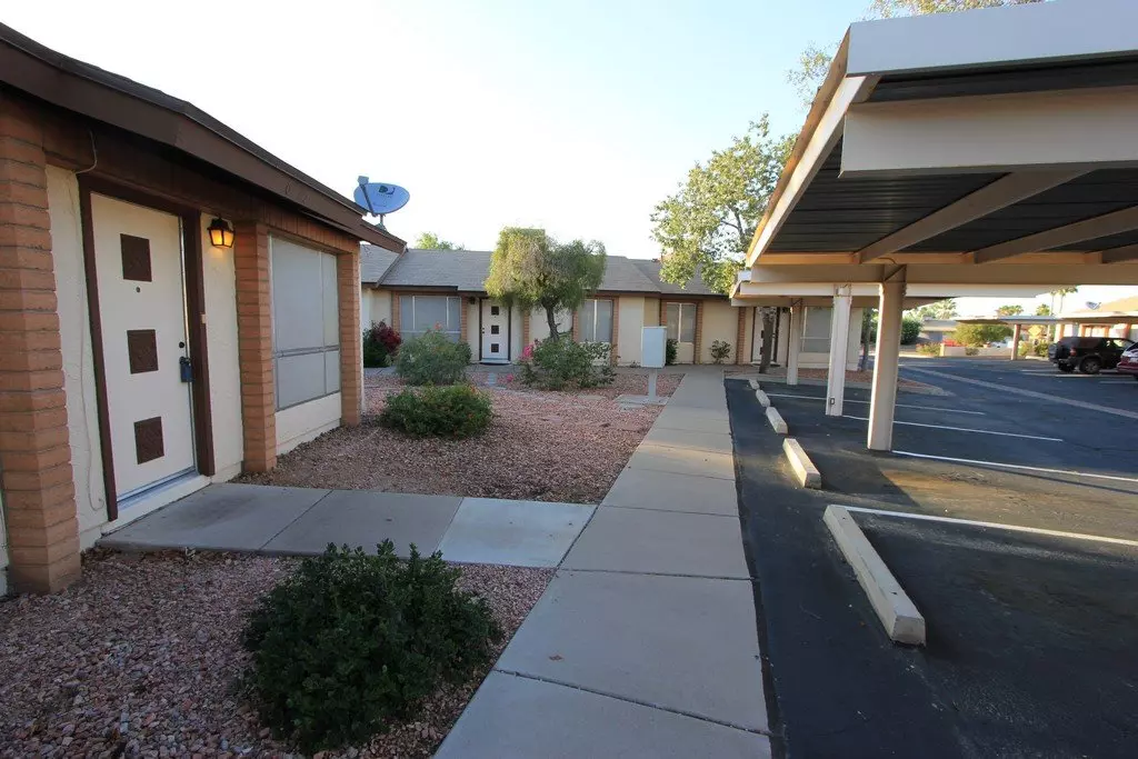 Beautiful, Clean Townhome Apt In Highly Desirable Location!!