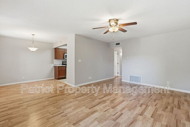 1702 W TUCKEY Lane