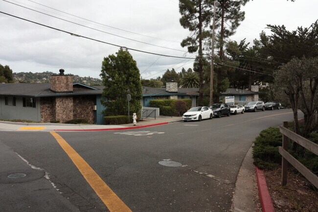 2220 Lake Rd Belmont, CA 94002