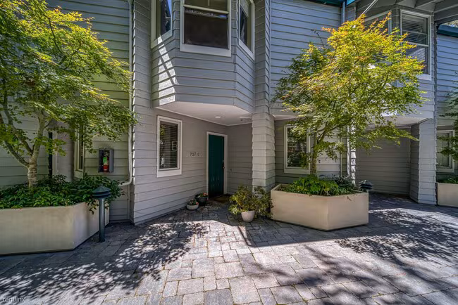 727 Loma Verde Avenue