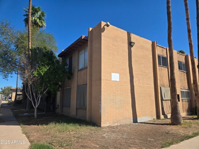 2415 W Hazelwood St Phoenix, AZ 85015