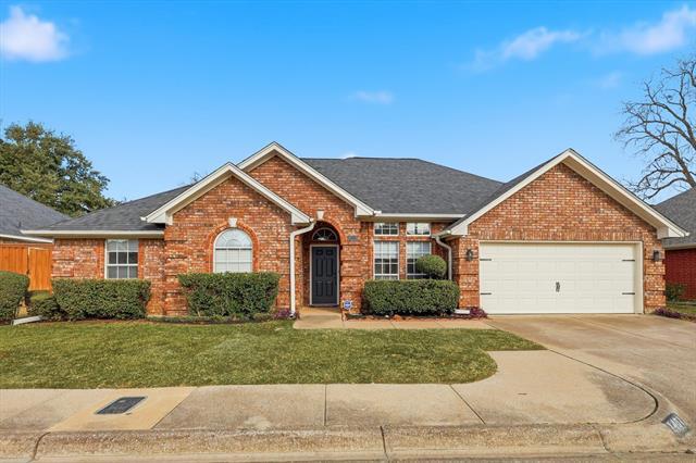 1401 Danielle Dr Bedford, TX 76021