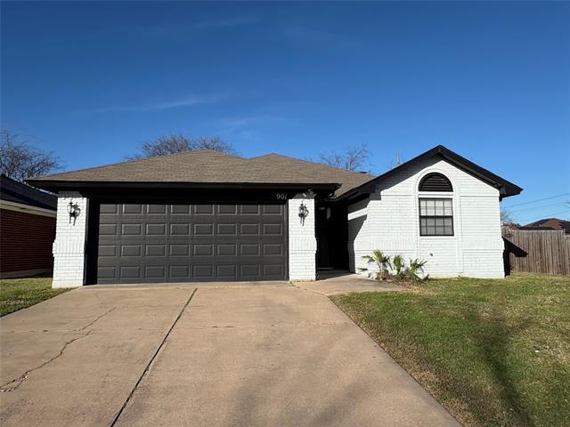901 Fiero Dr Arlington, TX 76001
