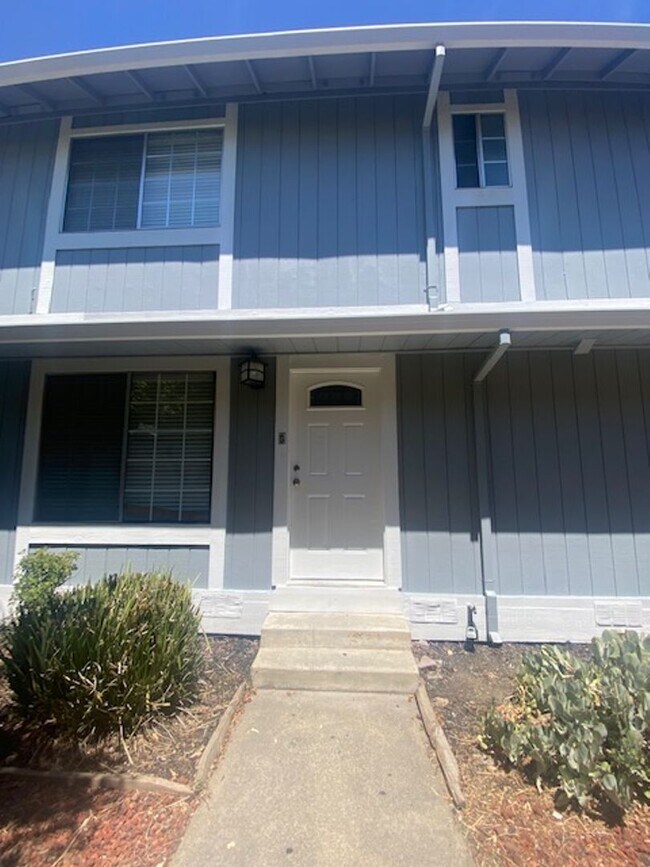 Great Shape Livermore Townhouse near Downtown