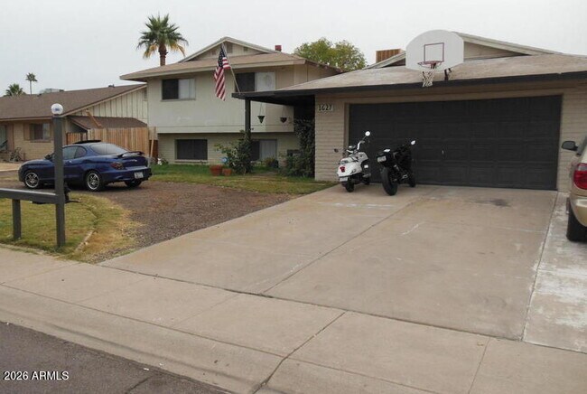 1627 E FREMONT Drive