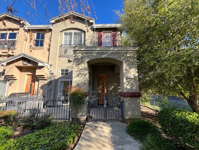 Bright 3 Bedroom 2.5 Bath Townhouse in San Jose