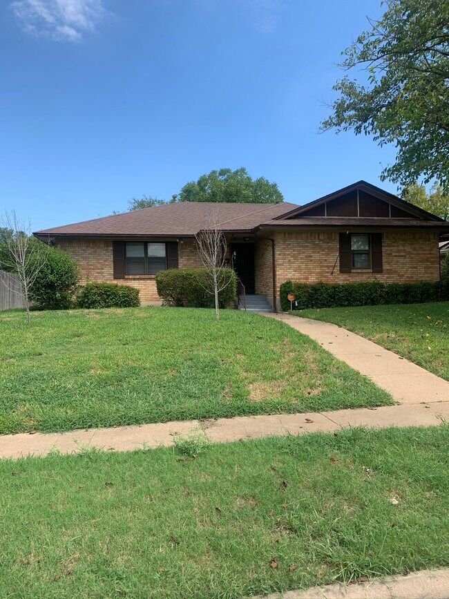 919 Magnolia Ln Lancaster, TX 75146
