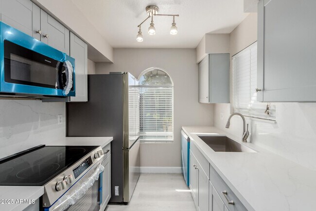 10610 S 48th St Phoenix, AZ 85044