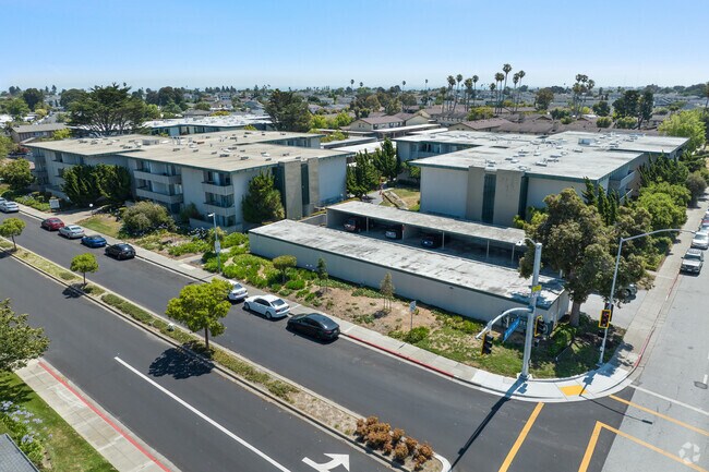 Tradewind Surf Apartments